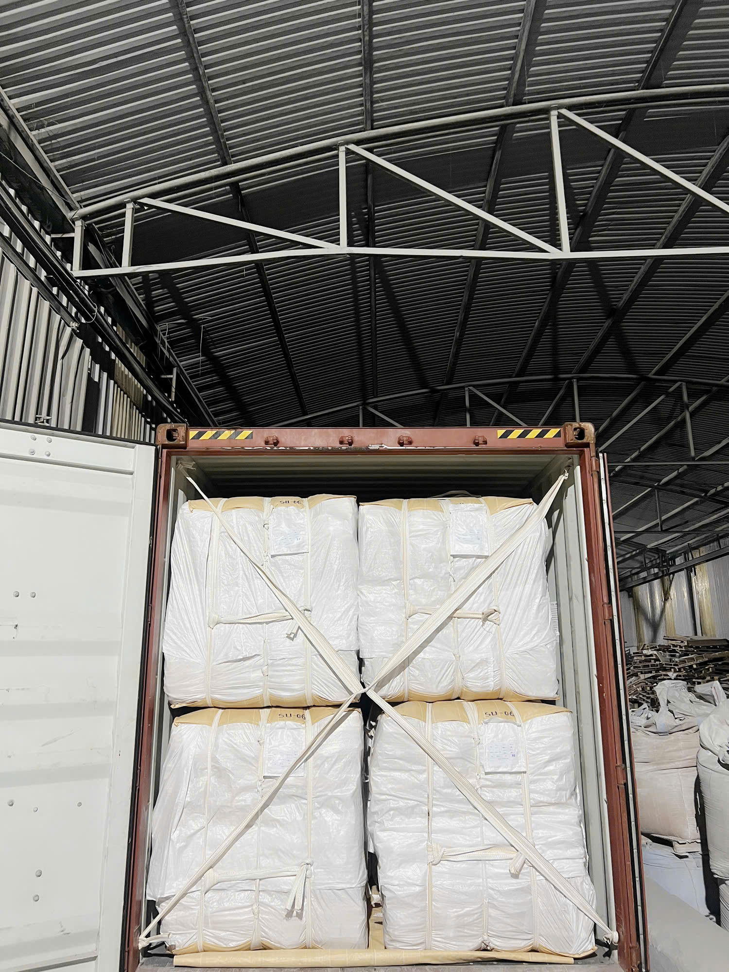 Các kiện bao bì trong container tại khu vực kho