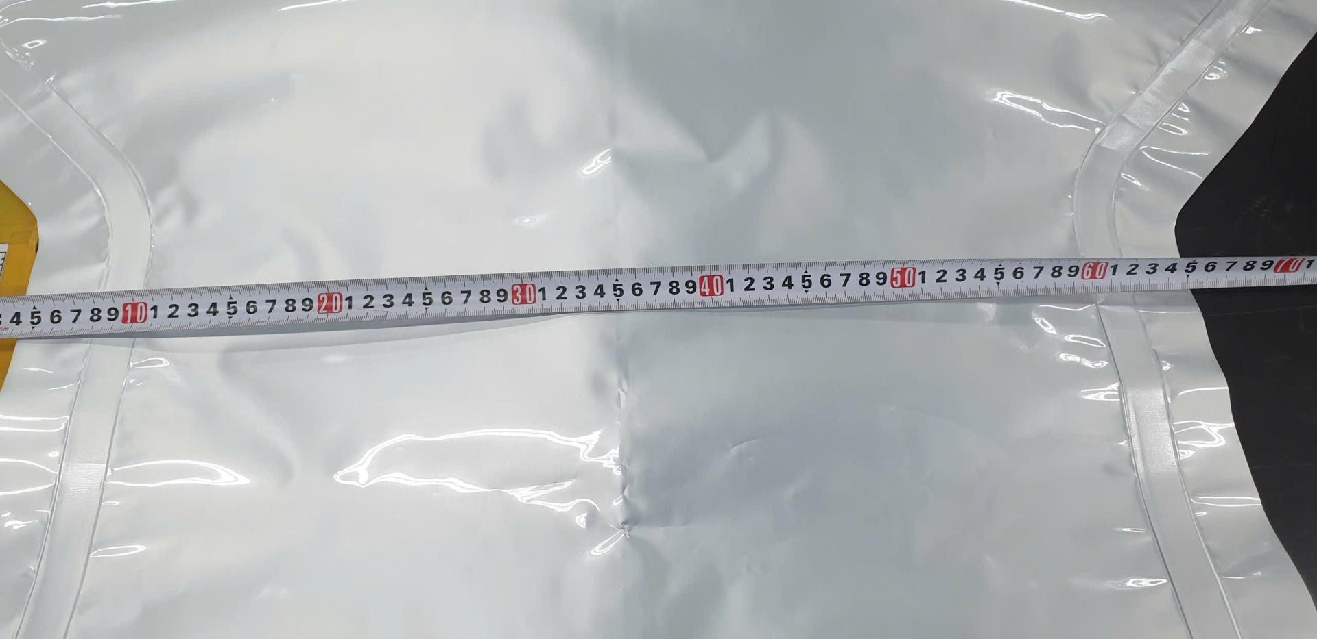 Màng nhựa được đặt cạnh thước để kiểm tra kích thước