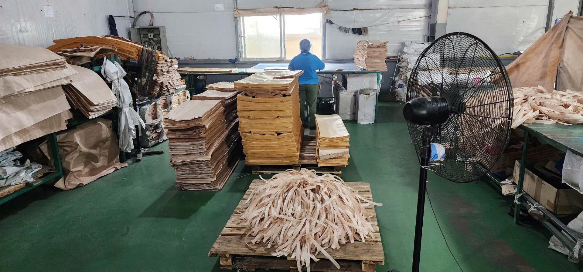 Carton và vật liệu giấy được tập kết tại khu vực gia công